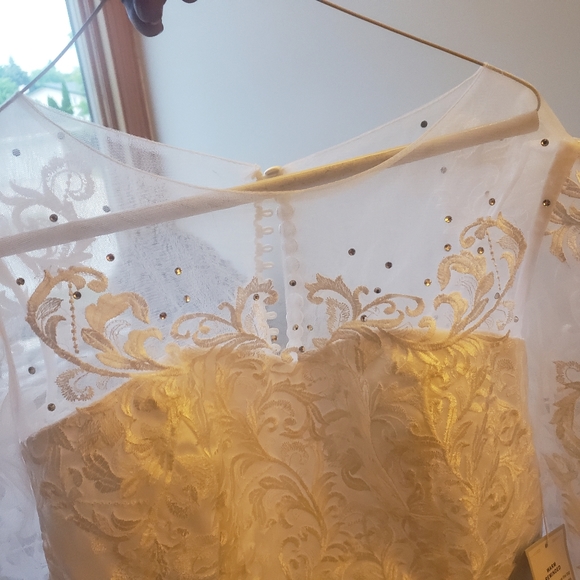 Full Lace Wedding Dress with back  Bow . - Picture 6 of 8